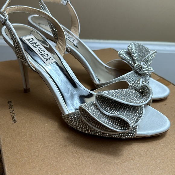 NWOT - Badgley Mischka Women's Rennie Heeled Sandal, Soft white, Size 6.5 😍🤍🩶 - Picture 8 of 17